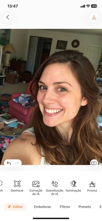 AirBrush Blur Background App Screenshot PT - selfie of woman in a messy room 1