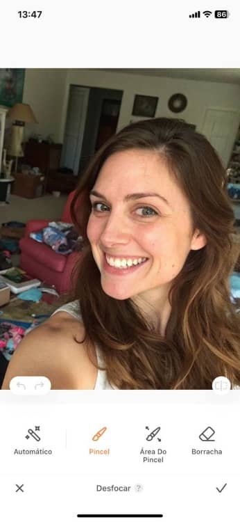 AirBrush Blur Background App Screenshot PT - selfie of woman in a messy room 2