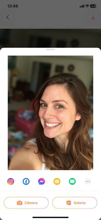AirBrush Blur Background App Screenshot PT - selfie of woman in a messy room 4