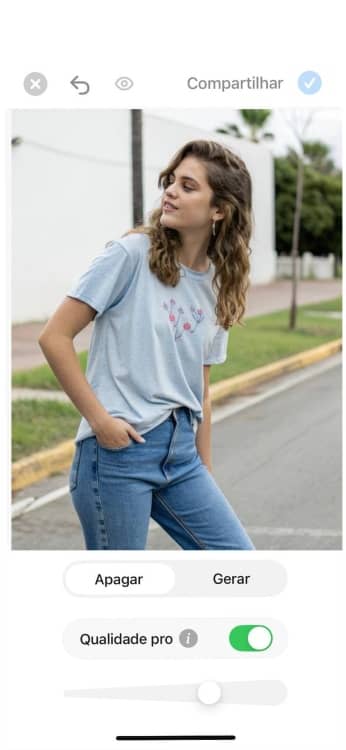 Pixelcut App Screenshot PT - woman in blue t-shirt before changing outfit