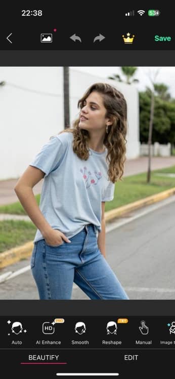 YouCam App Screenshot PT - woman in blue t-shirt before changing outfit