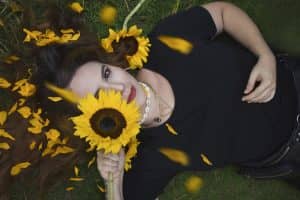 foto de mujer con un girasol 