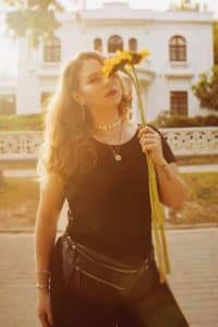 foto de mujer con un girasol y luz del sol 