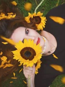 foto de mujer con un girasol 