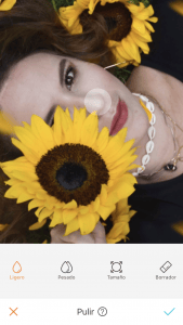 foto de mujer con un girasol 