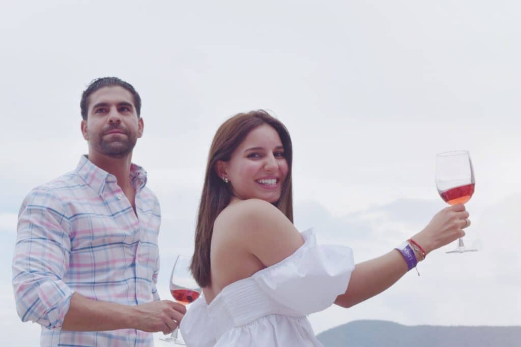 mujer con amigos en un viñedo