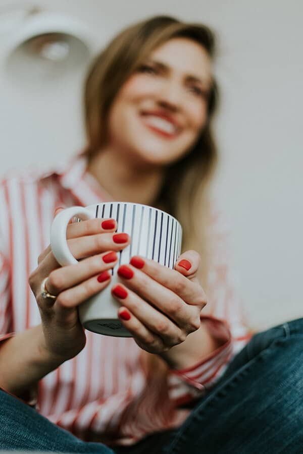 Mulher segurando uma caneca de café 