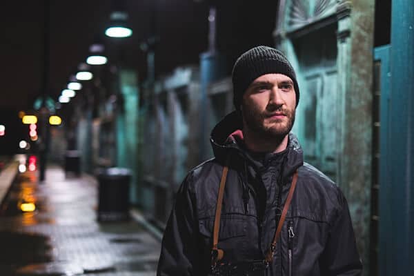 retrato de um homem a noite em um lugar com luzes