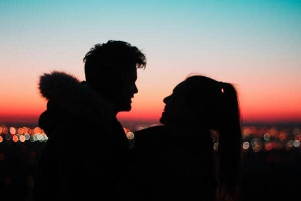 pareja en atardecer