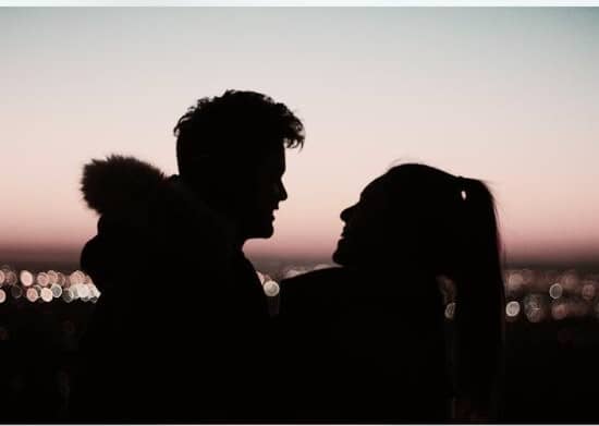 pareja en atardecer