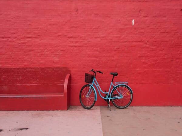 Bicicleta en pared roja