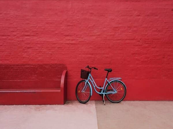 Bicicleta en pared roja