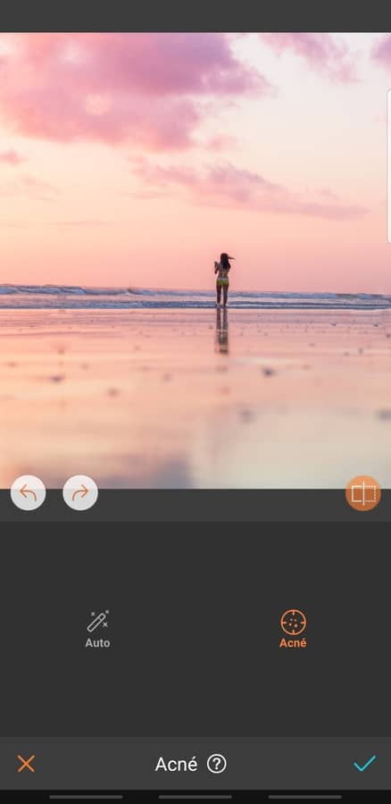 mujer en playa frente a un atardecer osa