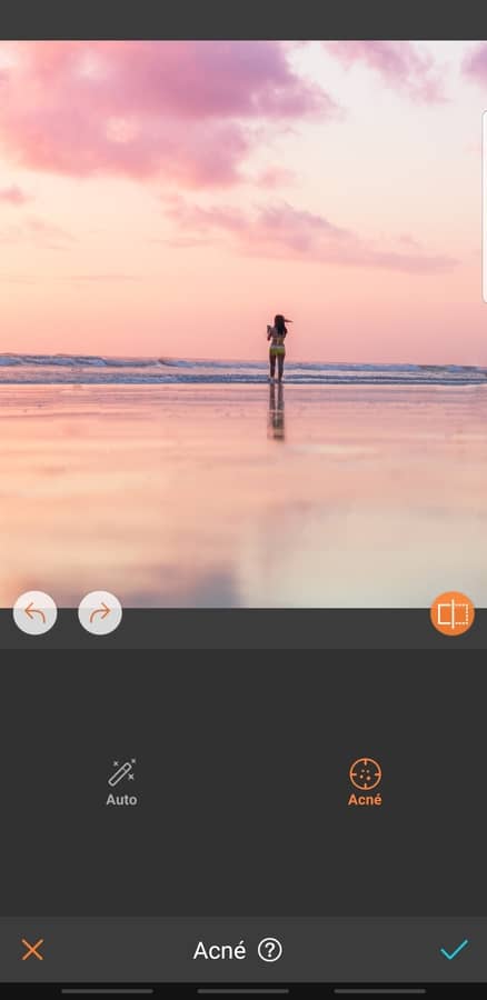 mujer en playa frente a un atardecer osa