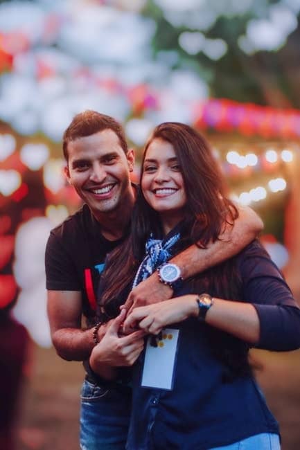 pareja en una ciudad de noche