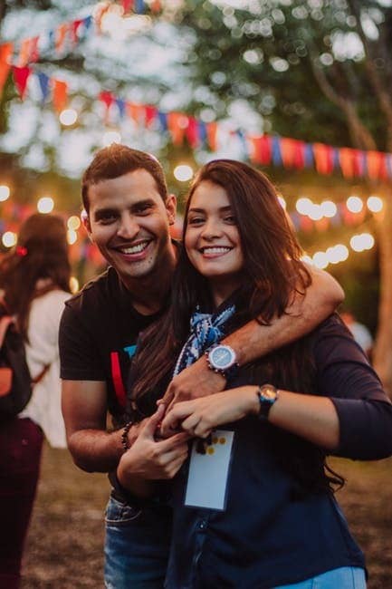 pareja en una ciudad de noche