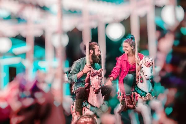 pareja en un carrusel