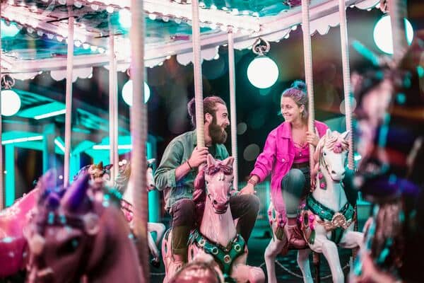 pareja en un carrusel