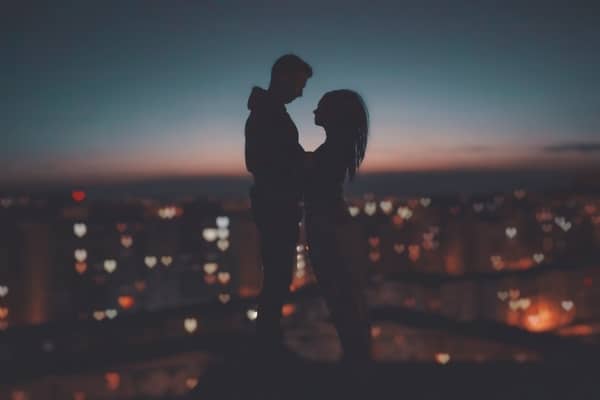 pareja en una ciudad de noche