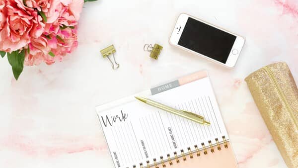 flatlay con agenda, iPhone y clips