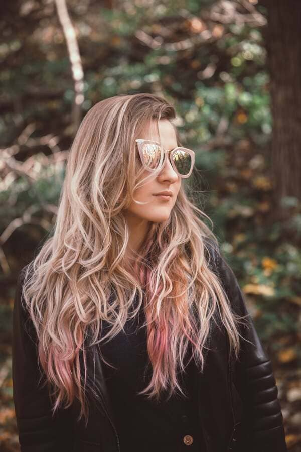 mujer con tinte de cabello diferente