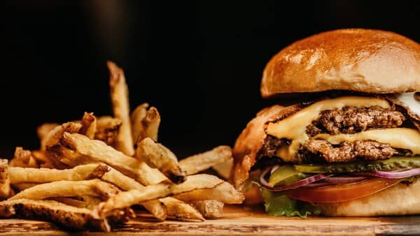 hamburguesa con papas fritas