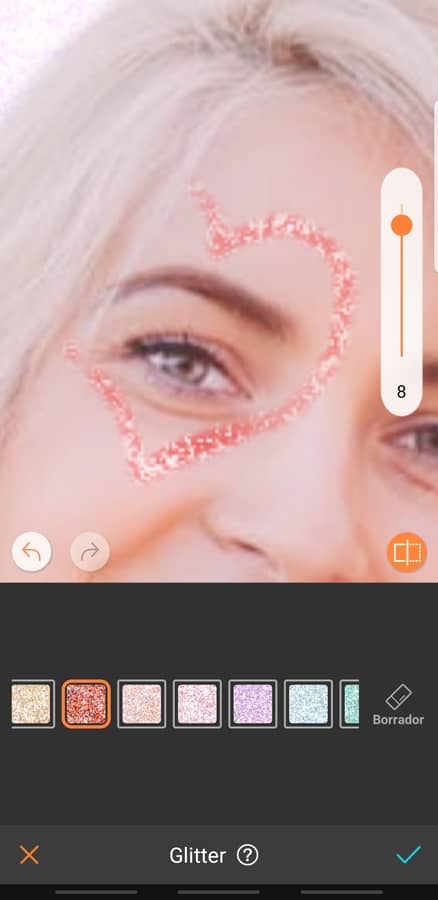 mujer rubia con un corazón de diamantina en el ojo