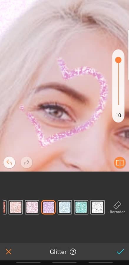 mujer rubia con un corazón de diamantina en el ojo