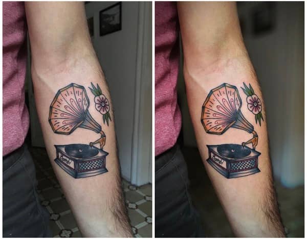 tatuaje de un instrumento musical en el antebrazo