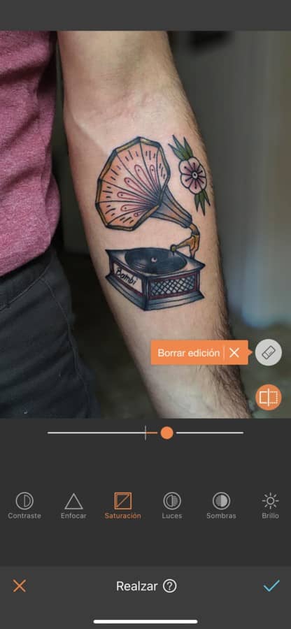 tatuaje de un instrumento musical en el antebrazo