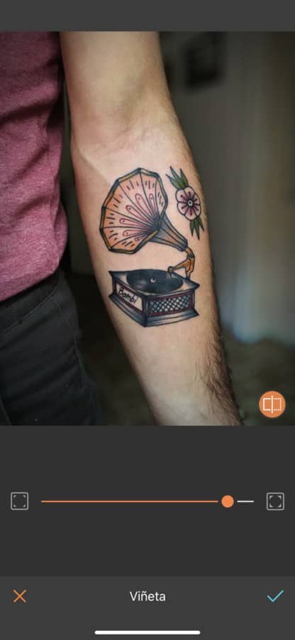 tatuaje de un instrumento musical en el antebrazo