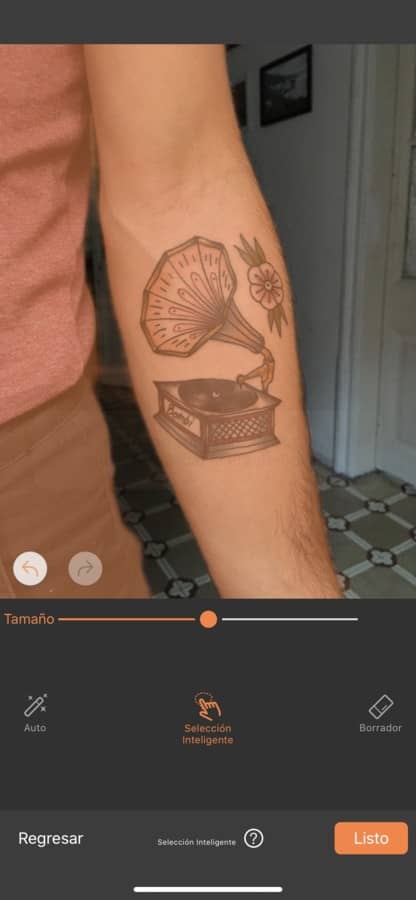 tatuaje de un instrumento musical en el antebrazo