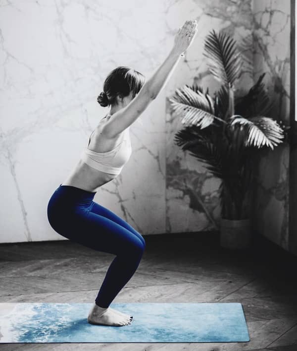 mujer haciendo yoga