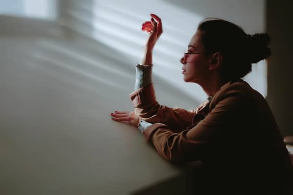 Foto de una mujer mirando por la ventana