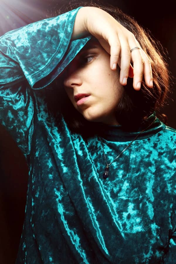 Foto de una mujer con una blusa verde.