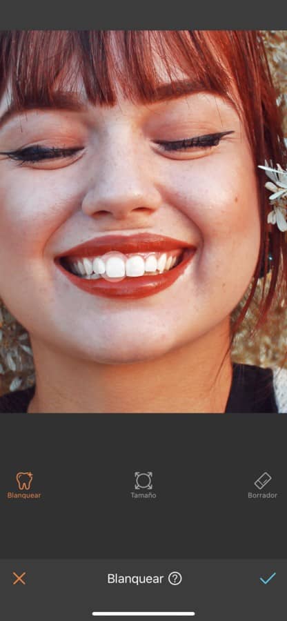 mujer acostada en una cama de flores sonriendo