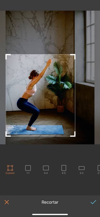 mujer haciendo yoga