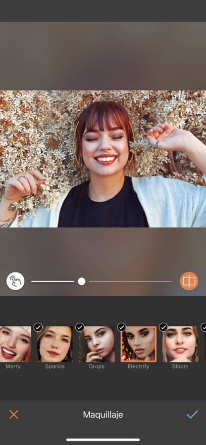 mujer acostada en una cama de flores sonriendo