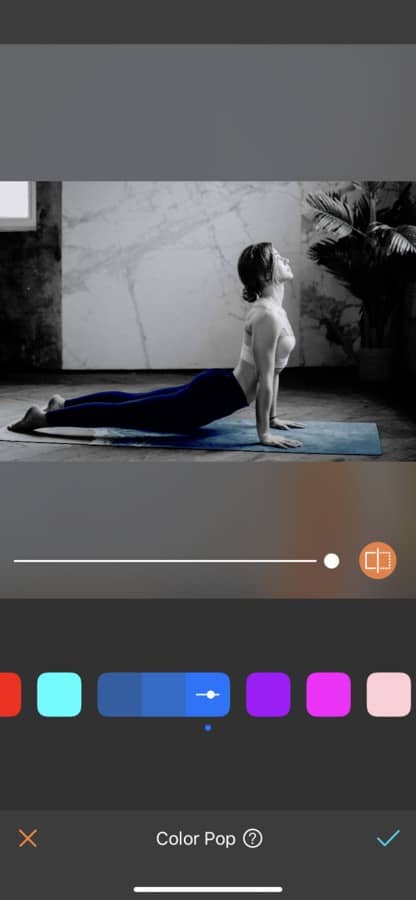 mujer haciendo yoga