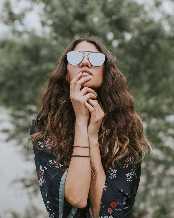 edición de foto de mujer con diferentes filtros de AirBrush