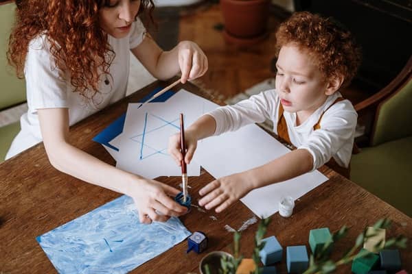 mamá con su hijo pelirrojo pintando 