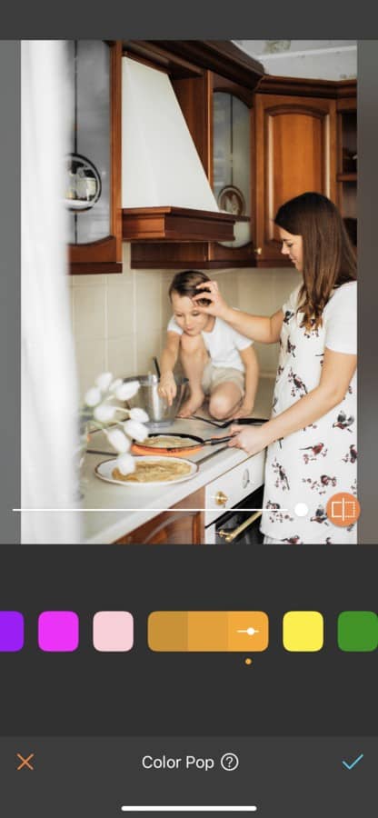 Mamá en la cocina cocinando junto con su hijo varón de 5 años. 