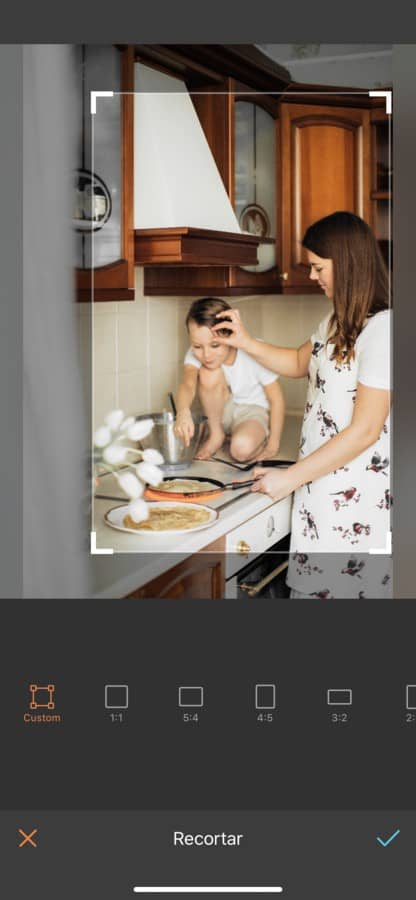 Mamá en la cocina cocinando junto con su hijo varón de 5 años. 