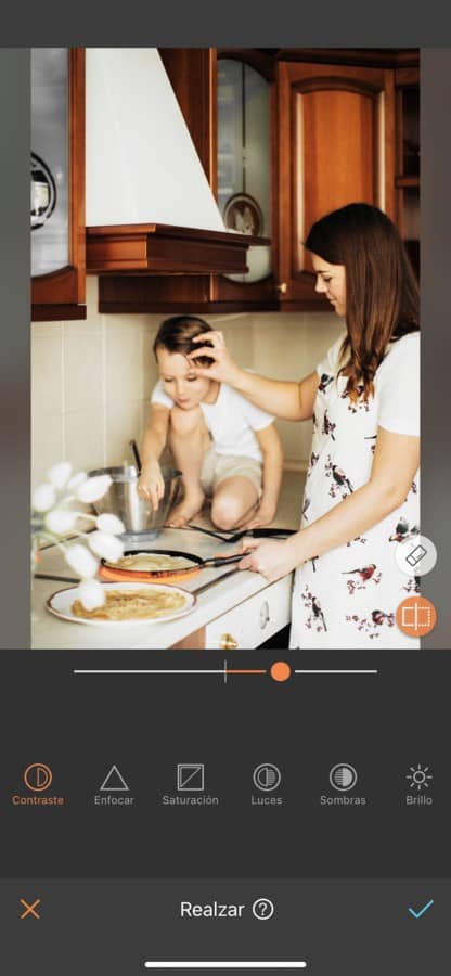 Mamá en la cocina cocinando junto con su hijo varón de 5 años. 