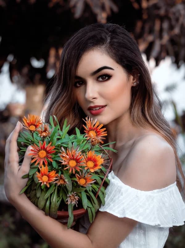 edición de foto de mujer con diferentes maquillajes de AirBrush