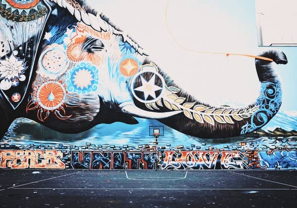 Arte urbano de un elefante pintado en una pared.