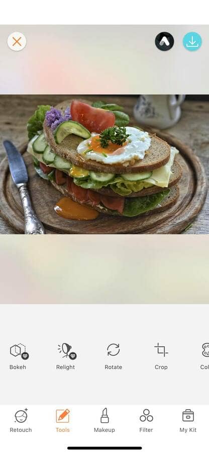 sandwich with eggs, tomatoes and pickles