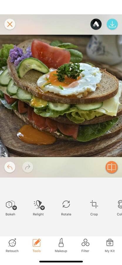 sandwich with eggs, tomatoes and pickles