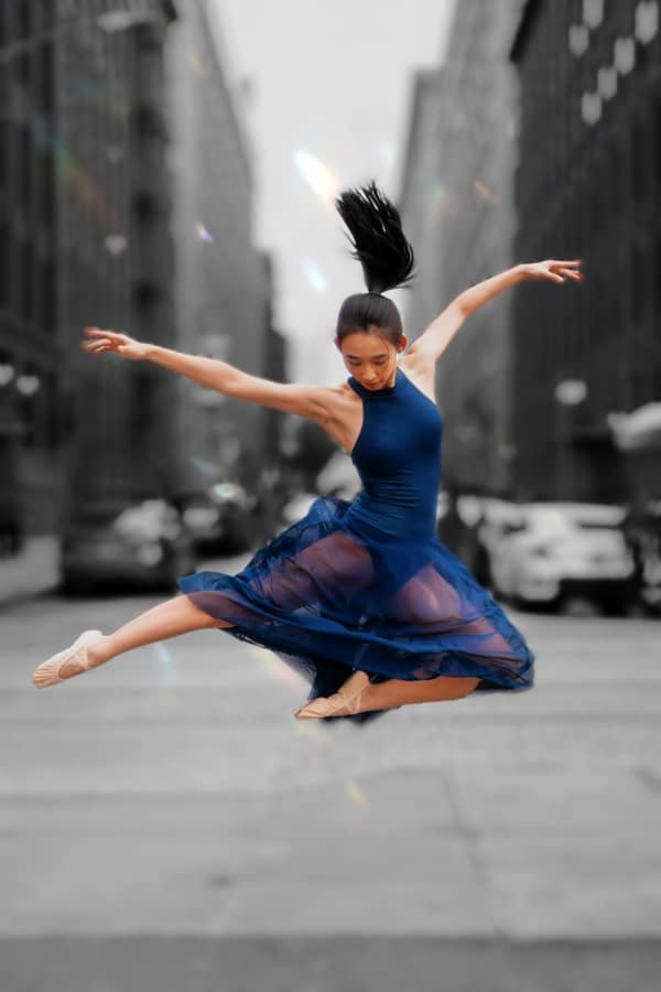 mujer bailando ballet en medio de la ciudad