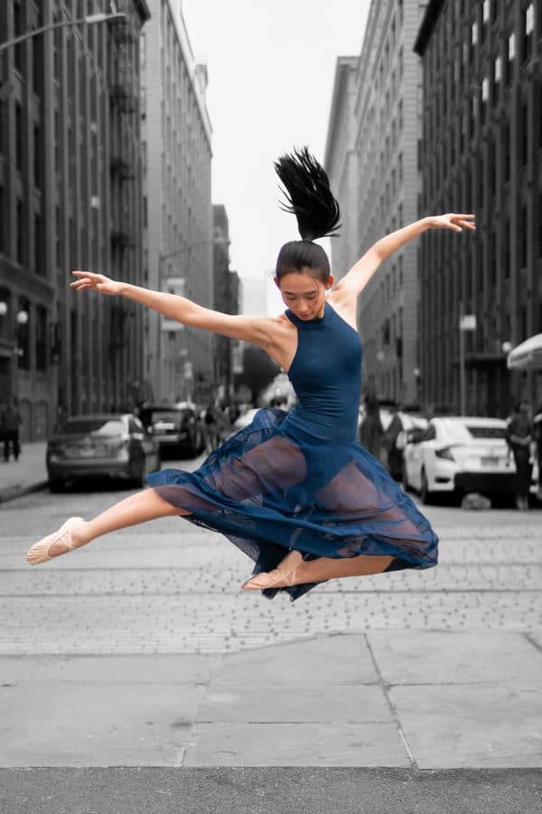 mujer bailando ballet en medio de la ciudad